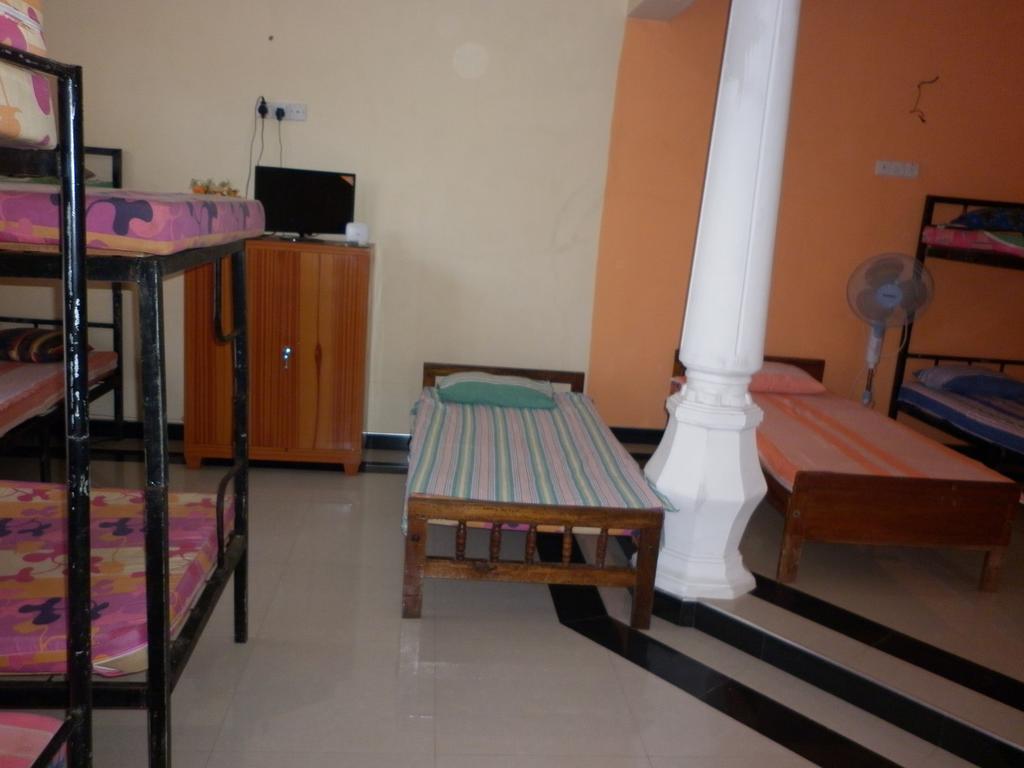 Seetha'S Hostel Negombo Room photo